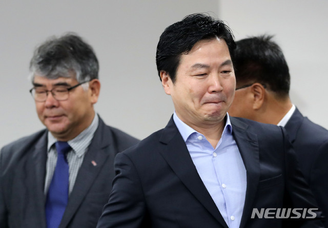 【서울=뉴시스】박주성 기자 = 홍종학 중소벤처기업부 장관이 16일 오전 서울 여의도 중소기업중앙회에서 열린 '최저임금 인상, 중소기업 긴급 간담회'에 참석해 임원배 유통산업위원회 위원장과 인사를 나눈 후 자리로 돌아오고 있다. 2018.07.16. park7691@newsis.com