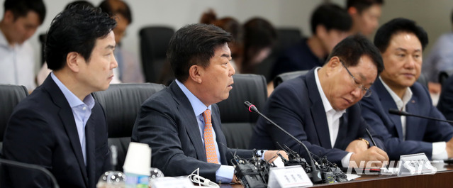 【서울=뉴시스】박주성 기자 = 박성택 중소기업중앙회 회장이 16일 오전 서울 여의도 중소기업중앙회에서 열린 '최저임금 인상, 중소기업 긴급 간담회'에서 인사말을 하고 있다. 2018.07.16.&nbsp; park7691@newsis.com