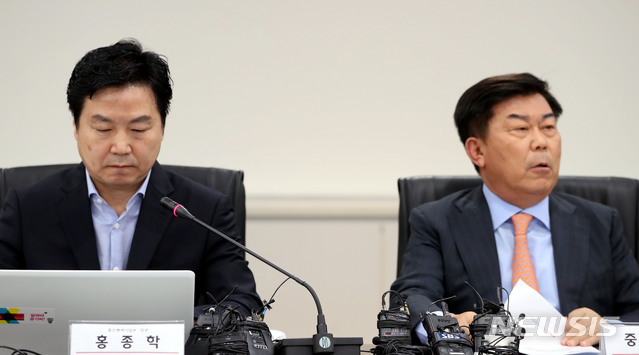 【서울=뉴시스】박주성 기자 = 홍종학(왼쪽) 중소벤처기업부 장관이 16일 오전 서울 여의도 중소기업중앙회에서 열린 '최저임금 인상, 중소기업 긴급 간담회'에 박성택 중소기업중앙회 회장과 참석하고 있다. 2018.07.16. park7691@newsis.com