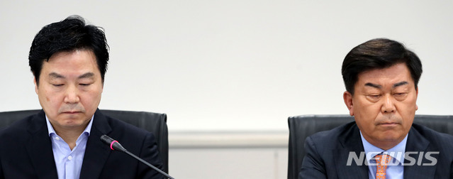 【서울=뉴시스】박주성 기자 = 홍종학(왼쪽) 중소벤처기업부 장관이 16일 오전 서울 여의도 중소기업중앙회에서 열린 '최저임금 인상, 중소기업 긴급 간담회'에 박성택 중소기업중앙회 회장과 참석하고 있다. 2018.07.16.&nbsp; park7691@newsis.com