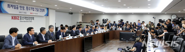 【서울=뉴시스】박주성 기자 = 박성택 중소기업중앙회 회장이 16일 오전 서울 여의도 중소기업중앙회에서 열린 '최저임금 인상, 중소기업 긴급 간담회'에서 인사말을 하고 있다. 2018.07.16. park7691@newsis.com