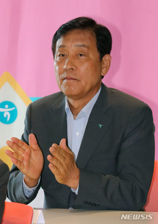 【인천=뉴시스】배훈식 기자 = 16일 오전 인천 서구 하나금융그룹 통합데이터센터에서 열린 '청라 하나금융 상생형 공동직장어린이집 설치를 위한 업무협약식 및 사업주 초청설명회'에 참석한 김정태 하나금융그룹 회장이 박수를 치고 있다. 하나금융그룹은 청라 어린이집을 비롯해 앞으로 3년간 근로복지공단과 함께 전국 중소기업과 상생을 위한 공동직장어린이집 사업을 추진할 예정이다. 2018.07.16. dahora83@newsis.com