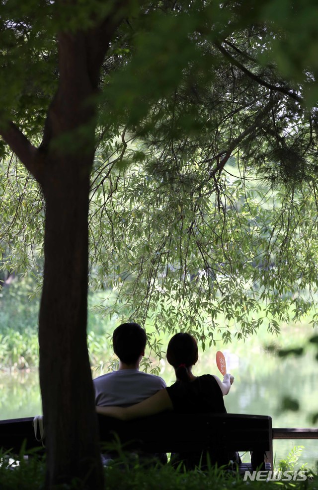 【서울=뉴시스】고범준 기자 = 올해 첫 폭염경보가 내려진 16일 오후 서울 성동구 서울숲에서 시민들이 휴식을 취하고 있다. 2018.07.16. bjko@newsis.com