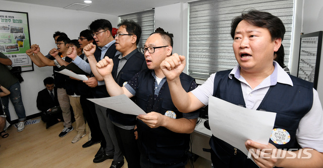 【서울=뉴시스】김진아 기자 = 내년도 최저임금 인상안에 반발하고 있는 전국편의점가맹점협회가 16일 서울 성북구 전국편의점가맹점협회 사무실에서 전체회의를 하기 전 구호를 외치고 있다.이날 회의에서는 월 1회 공동휴업과 심야할증 도입, 종량제 봉투와 교통카드 충전 등에 대한 카드 결제 거부 등의 방안이 논의될 예정이다. 2018.07.16. photo@newsis.com