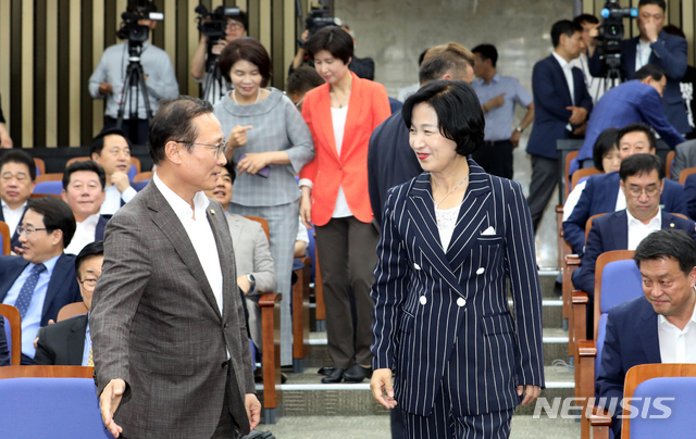 【서울=뉴시스】이종철 기자&nbsp; = 16일 오후 서울 여의도 국회에서 열린 더불어민주당 의원총회에 추미애 대표와 홍영표 원내대표가 입장하고 있다. 2018.07.16.&nbsp; jc4321@newsis.com