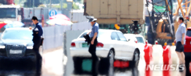 【서울=뉴시스】박주성 기자 = 서울에 올해 첫 폭염경보가 발효된 가운데 16일 오후 아지랑이가 피어오르는 서울 여의도 아스팔트 위를 시민들이 걷고 있다. 2018.07.16. park7691@newsis.com
