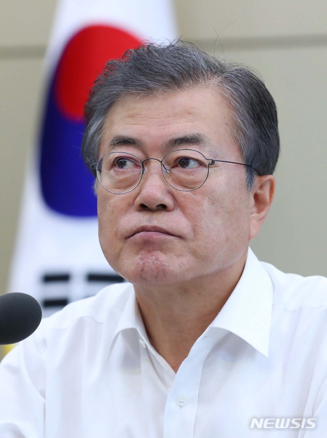 【서울=뉴시스】전신 기자 = 문재인 대통령이 16일 청와대 여민관에서 열린 수석보좌관회의에서 모두발언을 마친 후 잠시 생각에 잠겨 있다. 2018.07.16. photo1006@newsis.com