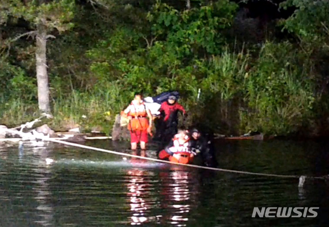 【목포=뉴시스】박상수 기자 = 15일 오전 3시40분께 전남 신안군 압해읍의 한 무인도에 캠핑을 위해 들어갔다 고립된 이모(44)씨 등 2명을 해경이 구조하고 있다. 2018.07.16. (사진=목포해경 제공) photo@newsis.com