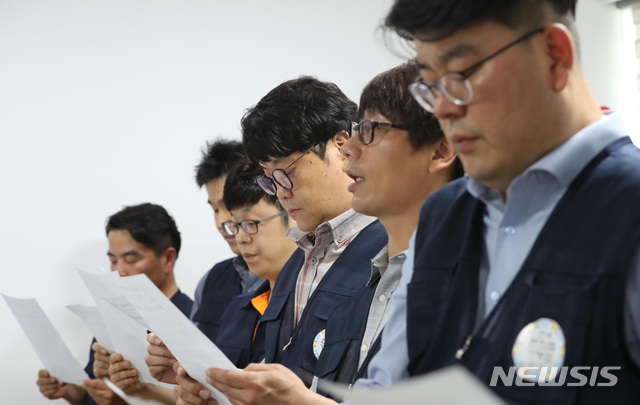 【서울=뉴시스】김진아 기자 = 내년도 최저임금 인상안에 반발하고 있는 전국편의점가맹점협회 관계자들이 16일 서울 성북구 전국편의점가맹점협회 사무실에서 기자회견을 통해 최저임금 인상 공동대응책을 발표하고 있다. 이날 회의에서는 월 1회 공동휴업과 심야할증 도입, 종량제 봉투와 교통카드 충전 등에 대한 카드 결제 거부 등의 방안이 논의될 예정이다. 2018.07.16. photo@newsis.com