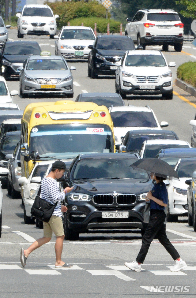 【전주=뉴시스】 김얼 기자 = 전국 대부분 지역에 폭염 특보가 내려지며 전북 전역에 첫 폭염경보가 발효된 16일 전북 전주시 덕진구 백제대로의 복사열로 인한 아지랑이가 피어오르고 있다. 2018.07.16pmkeul@newsis.com