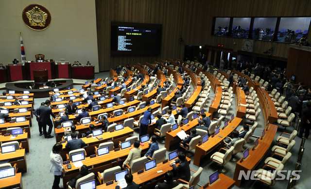 【서울=뉴시스】홍효식 기자 = 16일 오후 서울 여의도 국회 본청 본회의장에서 열린 제362회 국회(임시회) 제2차 본회의에서 상임·상설특별위원장 선거가 진행되고 있다. 2018.07.16.&nbsp; yesphoto@newsis.com