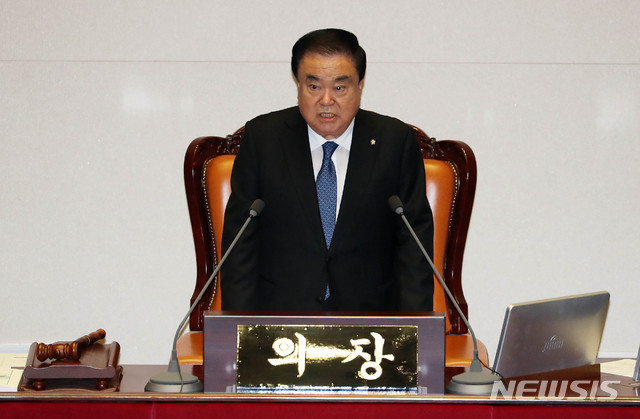 【서울=뉴시스】홍효식 기자 = 문희상 국회의장이 16일 오후 서울 여의도 국회 본청 본회의장에서 열린 제362회 국회(임시회) 제2차 본회의에 참석해 모두발언을 하고 있다. 2018.07.16. yesphoto@newsis.com