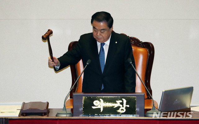 【서울=뉴시스】홍효식 기자 = 문희상 국회의장이 16일 오후 서울 여의도 국회 본청 본회의장에서 열린 제362회 국회(임시회) 제2차 본회의에 참석해 의사봉을 두드리고 있다. 2018.07.16. yesphoto@newsis.com