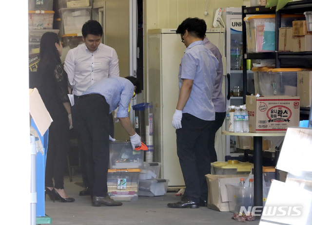 【파주=뉴시스】전진환 기자 = 드루킹 댓글 여론조작 사건을 수사 중인 허익범 특별검사팀 관계자들이 16일 오후 경제적공진화모임(경공모)회원들의 댓글조작과 관련된 물건을 숨겨놓은 것으로 추정되는 경기도 파주시의 창고를 압수수색 하고 있다. 2018.07.16. amin2@newsis.com