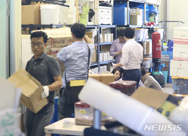 【파주=뉴시스】전진환 기자 = 드루킹 댓글 여론조작 사건을 수사 중인 허익범 특별검사팀 관계자들이 16일 오후 경제적공진화모임(경공모)회원들의 댓글조작과 관련된 물건을 숨겨놓은 것으로 추정되는 경기도 파주시의 창고를 압수수색 하고 있다. 2018.07.16.&nbsp; amin2@newsis.com