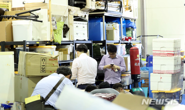 【파주=뉴시스】전진환 기자 = 드루킹 댓글 여론조작 사건을 수사 중인 허익범 특별검사팀 관계자들이 지난 16일 오후 경제적공진화모임(경공모)회원들의 댓글조작과 관련된 물건을 숨겨놓은 것으로 추정되는 경기도 파주시의 창고를 압수수색 하고 있다. 2018.07.16. amin2@newsis.com