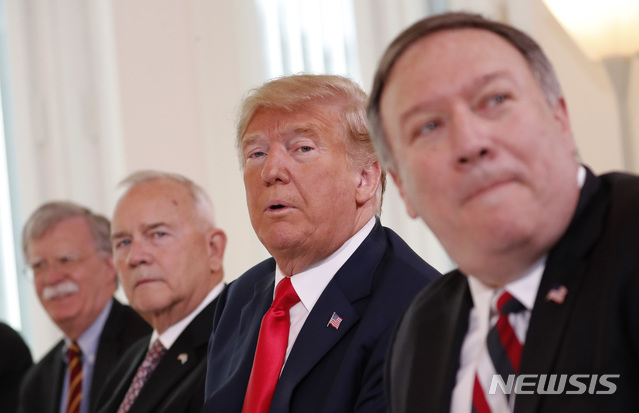 【헬싱키=AP/뉴시스】도널드 트럼프 미국 대통령(오른쪽부터 두번째)이 16일(현지시간) 핀란드 헬싱키에서 사울리 니니스퇴 대통령과 조찬회동을 갖고 있다. 사진 왼쪽부터 배석한 존 볼턴 국가안보보좌관, 로버트 프랭크 펜스 주 핀란드 미국대사, 트럼프, 마이크 폼페이오 국무장관. 이날 오후 트럼프 대통령은 블라디미르 푸틴 러시아 대통령과 첫 정상회담을 갖는다. 2018.07.16 