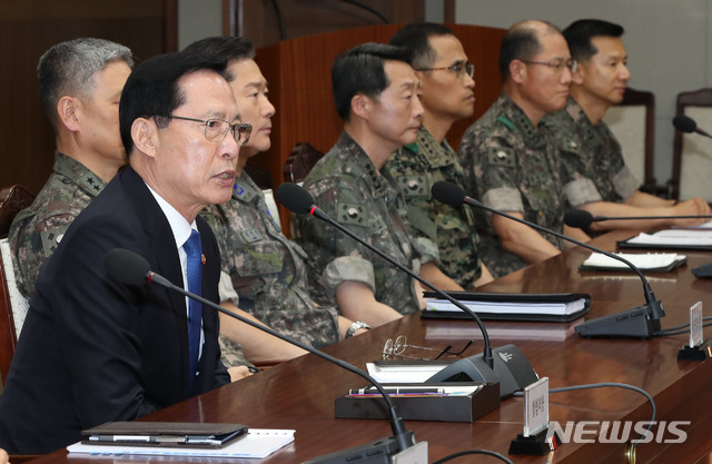 【서울=뉴시스】임태훈 기자 = 송영무 국방부 장관이 16일 오후 서울 용산구 국방부 대회의실에서 국군기무사령부 계엄령 문건 관련 긴급회의를 열어 발언하고 있다. 이날 송 장관은 작년 3월 촛불집회 당시 작성된 기무사 계엄령 문건에 등장하는 부대의 지휘관을 소집해 문재인 대통령 지시와 관련한 사항들을 논의했다. 2018.07.16.&nbsp; photo@newsis.com