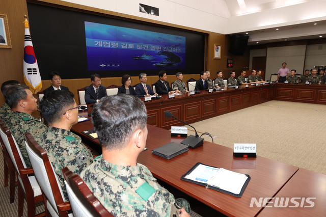 【서울=뉴시스】임태훈 기자 = 송영무 국방부 장관이 16일 오후 서울 용산구 국방부 대회의실에서 국군기무사령부 계엄령 문건 관련 긴급회의를 열어 발언하고 있다. 이날 송 장관은 작년 3월 촛불집회 당시 작성된 기무사 계엄령 문건에 등장하는 부대의 지휘관을 소집해 문재인 대통령 지시와 관련한 사항들을 논의했다. 2018.07.16.&nbsp; photo@newsis.com