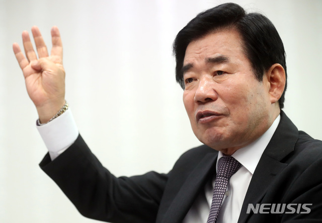 【서울=뉴시스】박영태 기자 = 더불어민주당 당대표 경선에 출마한 김진표 의원이 16일 서울 영등포구 여의도 국회 의원회관에서 뉴시스와 인터뷰를 하고 있다. 2018.07.16.&nbsp; since1999@newsis.com 