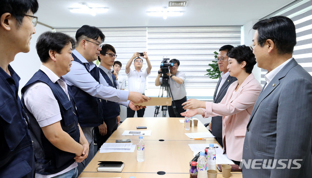 【서울=뉴시스】박주성 기자 = 바른미래당 정운천(사진 오른쪽 뒷쪽부터), 이언주 의원과 자유한국당 김종석 의원이 16일 오후 서울 성북구 전국편의점가맹점협회 사무실에서 관계자들에게 간담회 전 건의서를 받고 있다. 2018.07.16. park7691@newsis.com