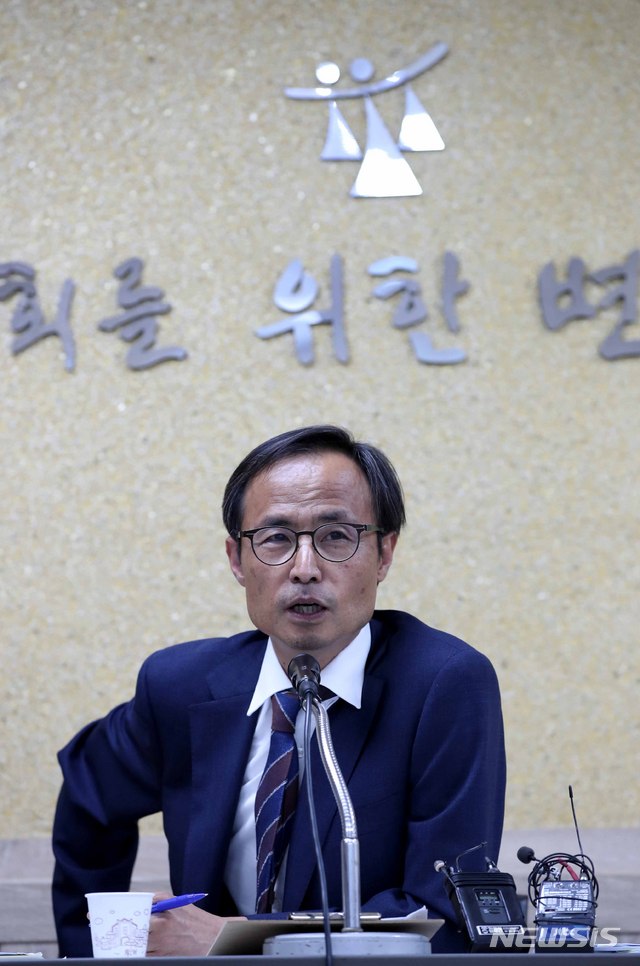 【서울=뉴시스】고범준 기자 = 사법행정권 남용 의혹과 관련 민주사회를 위한 변호사모임(민변) 소속 이재화 변호사가 16일 오후 서울 서초구 민주사회를 위한 변호사모임 사무실에서 기자회견을 하고 있다. 2018.07.16. bjko@newsis.com