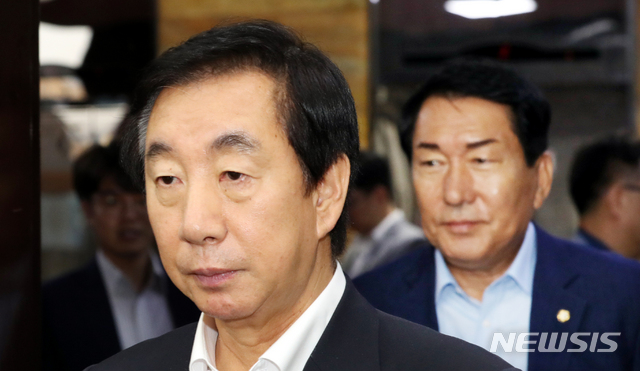 【서울=뉴시스】이종철 기자 = 자유한국당 김성태 원내대표와 안상수 비대위준비위원장이 자유한국당 혁신비대위원장으로 김병준 교수를 선임했음을 알리기 위해 16일 오후 서울 여의도 국회 자유한국당 당대표 회의실로 심각한 표정으로 입장하고 있다.&nbsp; 노무현 정부 시절 청와대 정책실장을 역임한 김병준 교수는 박근혜 정부 탄핵 정국 당시 국무총리로 지명되기도 했다.&nbsp; 2018.07.16.&nbsp; jc4321@newsis.com