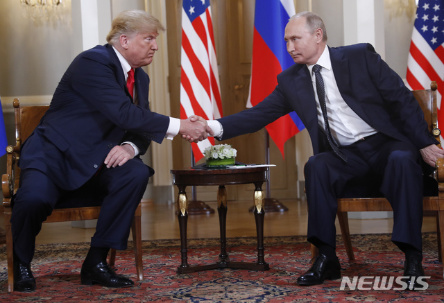 【헬싱키=AP/뉴시스】도널드 트럼프 미국 대통령이 블라디미르 푸틴 러시아 대통령과의 대면 정상회담 의사를 밝히면서 개최 장소와 시점에 관심이 쏠린다. 사진은 2018년 7월16일(현지 시간) 핀란드 헬싱키의 대통령궁에서 도널드 트럼프 미국 대통령과 블라디미르 푸틴 러시아 대통령이 정상회담에 앞서 악수하는 모습. 2025.08.07.