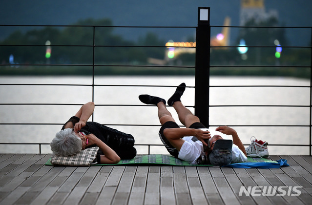 【대구=뉴시스】우종록 기자 = 찜통더위와 열대야가 계속된 16일 오후 대구시 수성구 수성못에서 시민들이 무더위를 피해 휴식을 취하고 있다. 2018.07.16.&nbsp; wjr@newsis.com 