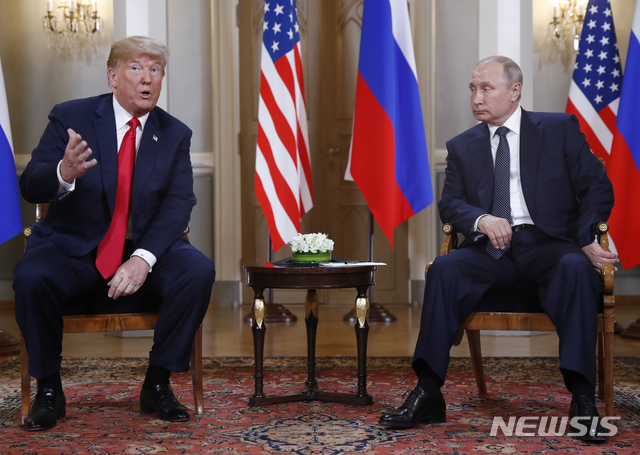 【헬싱키=AP/뉴시스】 단독회담에 들어가기 전 기자 입석 하에 트럼프 미 대통령이 인삿말을 하는 것을 푸틴 러시아 대통령이 듣고 있다. 트럼프가 거의 도맡아 말했으며 푸틴은 통역 전에 고개를 끄덕여 영어 실력을 과시했다. 2018. 7. 16. 