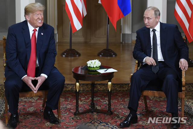 【헬싱키=AP/뉴시스】16일(현지시간) 핀란드 헬싱키의 대통령궁에서 도널드 트럼프 미국 대통령과 블라디미르 푸틴 러시아 대통령이 회담에 앞서 모두 발언을 하고 있다. 두 정상 모두 관계개선 의지를 밝혔다. 2018.07.16