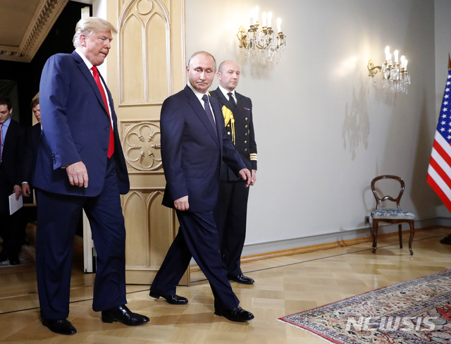 【헬싱키=AP/뉴시스】 16일 헬싱키 대통령궁에서 만난 도널드 트럼프 미 대통령과 블라디미르 푸틴 러시아 대통령이 단독 정상회담이 이뤄질 홀로 들어서고 있다. 두 정상은 여기서 인사말을 나누고 사진촬영 시간을 가진 뒤 비공개 회담에 들어갔다. 2018. 7. 16. 