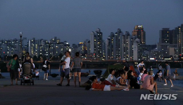 【서울=뉴시스】최동준 기자 = 연일 폭염이 이어지고 있는 16일 밤 서울 여의도 한강공원에서 시민들이 더위를 식히고 있다. 2018.07.16. photocdj@newsis.com