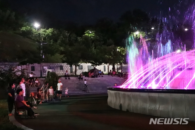 【영동=뉴시스】이성기 기자 = 지난 16일 밤 충북 영동군 영동읍 용두공원 음악분수에서 지역 주민들이 더위를 식히고 있다.2018.07.17(사진=영동군 제공) photo@newsis.com