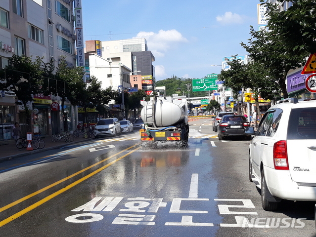 【영동=뉴시스】이성기 기자 = 지난 15일 오후 충북 영동의 건설업체 살수차량이 폭염으로 달궈진 도로에 물을 뿌리고 있다.2018.07.17(사진=영동군 제공) photo@newsis.com