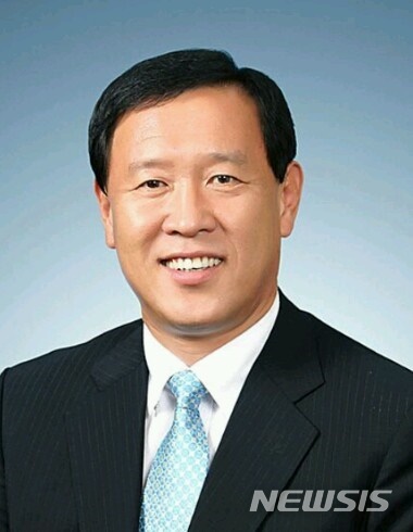  【가평=뉴시스】문영일 기자 = 경기 가평군은 제6회 '기호 참일꾼상' 기초단체 부문에 김성기 군수(사진)가 선정돼 수상했다고 17일 밝혔다. 2018.07.17. (사진=가평군청 제공) photo@newsis.com