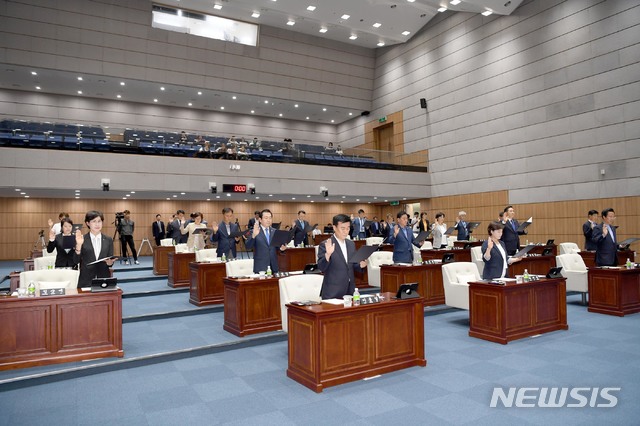 【광주=뉴시스】송창헌 기자 = 광주시의회 의원들이 17일 오후 1시30분 시의회 4층 본회의장에서 열린 제8대 의회 첫 임시회 5차 본회의에서 의원선서를 하고 있다. 2018.07.17 (사진=광주시의회 제공) photo@newsis.com