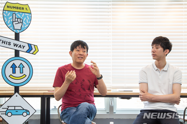 【서울=뉴시스】'쏘카-VCNC 인수 관련 기자간담회'에 참석한 이재웅(왼쪽) 쏘카 대표와 박재욱(오른쪽) VCNC 대표. 2018.07.17. (사진 제공=쏘카)
