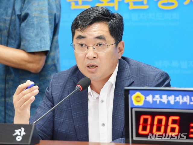 【제주=뉴시스】이경용 제주도의회 문화관광체육위원회 위원장. (사진=뉴시스DB)