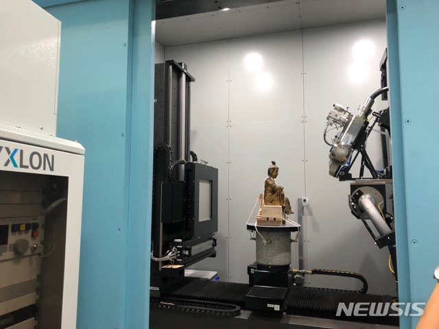 【서울=뉴시스】국립중앙박물관 보존과학실 '협저 관세음보살 좌상'