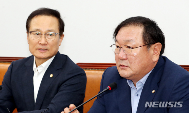 【서울=뉴시스】이종철 기자&nbsp; =&nbsp; 더불어민주당 홍영표 원내대표와 김태년 정책위의장. 2018.07.17.&nbsp; jc4321@newsis.com
