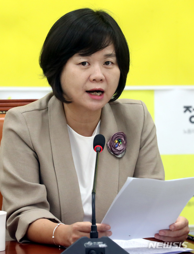 【서울=뉴시스】박영태 기자 = 17일 오전 서울 영등포구 여의도 국회에서 진행된 정의당 의원총회에서 이정미 대표가 발언을 하고 있다. 2018.07.17.since1999@newsis.com