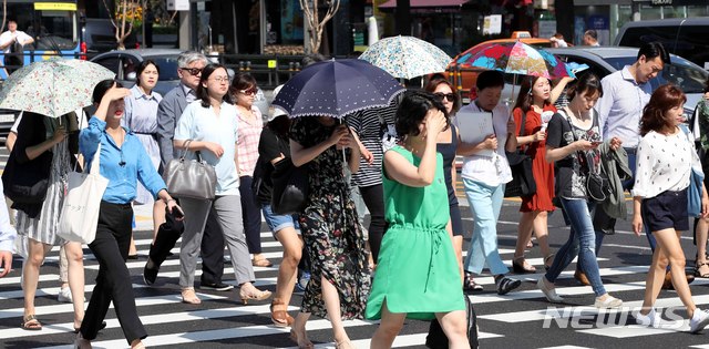 【서울=뉴시스】고범준 기자 = 전국 대부분 지방에 폭염특보가 발효 중인 17일 오전 서울 종로구 세종로 세종대로사거리에서 시민들이 출근을 하고 있다. 2018.07.17.&nbsp; bjko@newsis.com