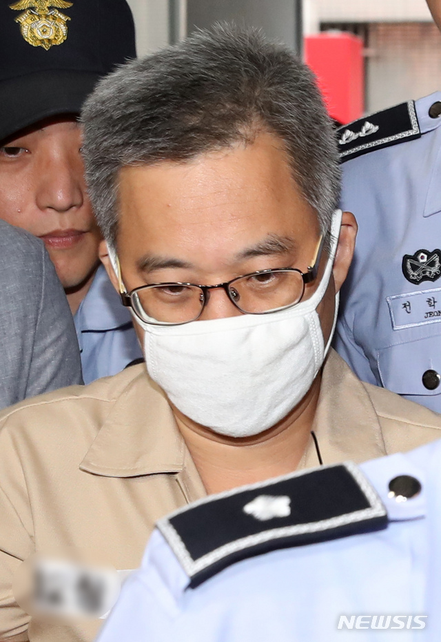 【서울=뉴시스】김선웅 기자 = 인터넷 불법 댓글 조작 혐의로 구속 기소된 김 모씨(필명 '드루킹')가 17일 오전 서울 서초구에 위치한 허익범 특검사무실로 소환되고 있다. 2018.07.17.&nbsp; mangusta@newsis.com