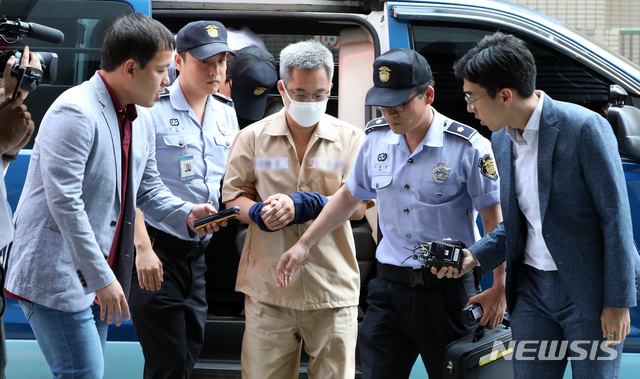 【서울=뉴시스】김선웅 기자 = 인터넷 불법 댓글 조작 혐의로 구속 기소된 김 모씨(필명 '드루킹')가 17일 오전 서울 서초구에 위치한 허익범 특검사무실로 소환되고 있다. 2018.07.17. mangusta@newsis.com