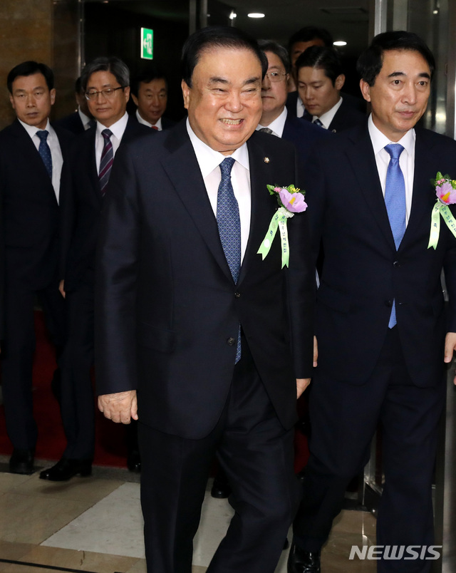 【서울=뉴시스】박영태 기자 = 17일 오전 서울 영등포구 여의도 국회의사당 중앙홀에서 진행된 제70주년 제헌절 경축식에 문희상 국회의장과 내외귀빈들이 입장하고 있다. 2018.07.17.since1999@newsis.com