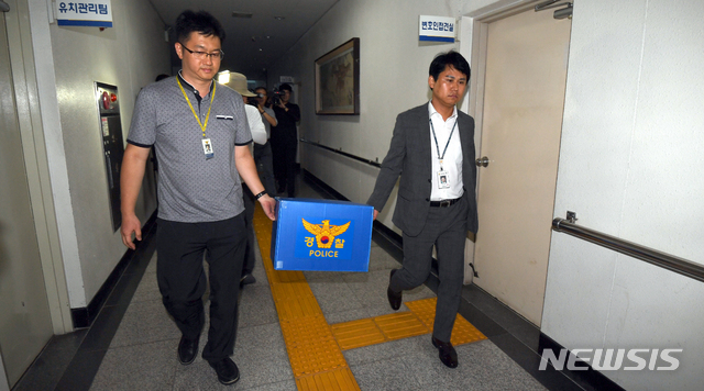 【광주=뉴시스】신대희 기자 = 17일 광주 서부경찰서에서 경찰관들이 사립고교 3학년 시험지 유출사건과 관련한 압수수색물을 들고 사무실로 이동하고 있다. 2018.07.17.&nbsp; sdhdream@newsis.com