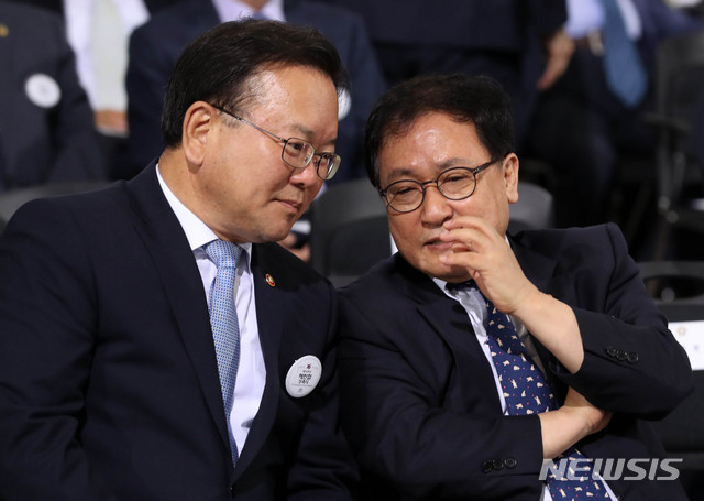 【서울=뉴시스】홍효식 기자 = 17일 오전 서울 여의도 국회 본청 로텐더홀에서 열린 제70주년 제헌절 경축식에서 김부겸(왼쪽) 행정안전부, 유영민 과학기술정보통신부 장관이 대화를 나누고 있다. 2018.07.17. yesphoto@newsis.com