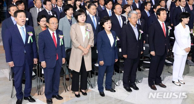 【서울=뉴시스】홍효식 기자 = 17일 오전 서울 여의도 국회 본청 로텐더홀에서 열린 제70주년 제헌절 경축식에서 더불어민주당 추미애(오른쪽부터) 대표, 자유한국당 김성태 대표 권한대행, 바른미래당 김동철 비상대책위원장, 민주평화당 조배숙 대표, 정의당 이정미 대표, 이주영, 주승용 국회 부의장이 애국가를 제창하고 있다. 2018.07.17.&nbsp; yesphoto@newsis.com