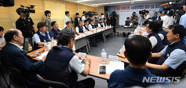 【서울=뉴시스】박주성 기자 = 17일 서울 동작구 신대방동 소상공인엽합회에서 열린 최저시급 관련 긴급이사회에 참석한 최승재 소상공인연합회장이 회의를 주재하고 있다. 2018.07.17. photo@newsis.com